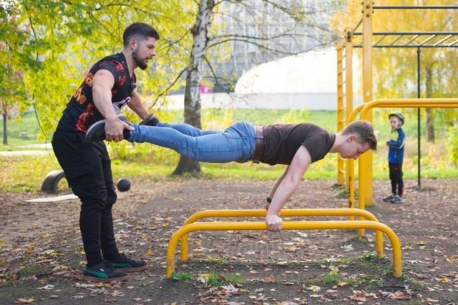 Zdjęcie z ebooka Street Workout: Planche – asekuracja trenera