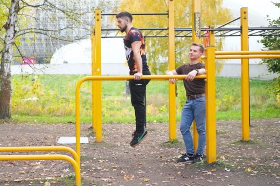 Zdjęcie z ebooka Street Workout: L-sit – od podporu do pełnego utrzymania