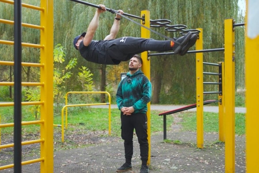 Zdjęcie z ebooka Street Workout: Front lever – od stóp na podłożu do pełnej pozycji