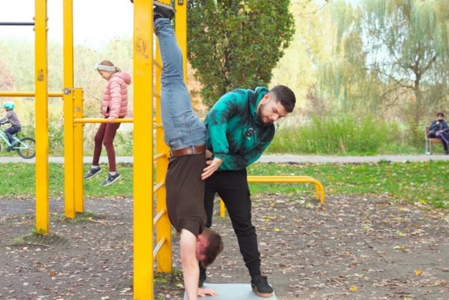 Zdjęcie z ebooka Street Workout: Handstand przy ścianie i z asekuracją