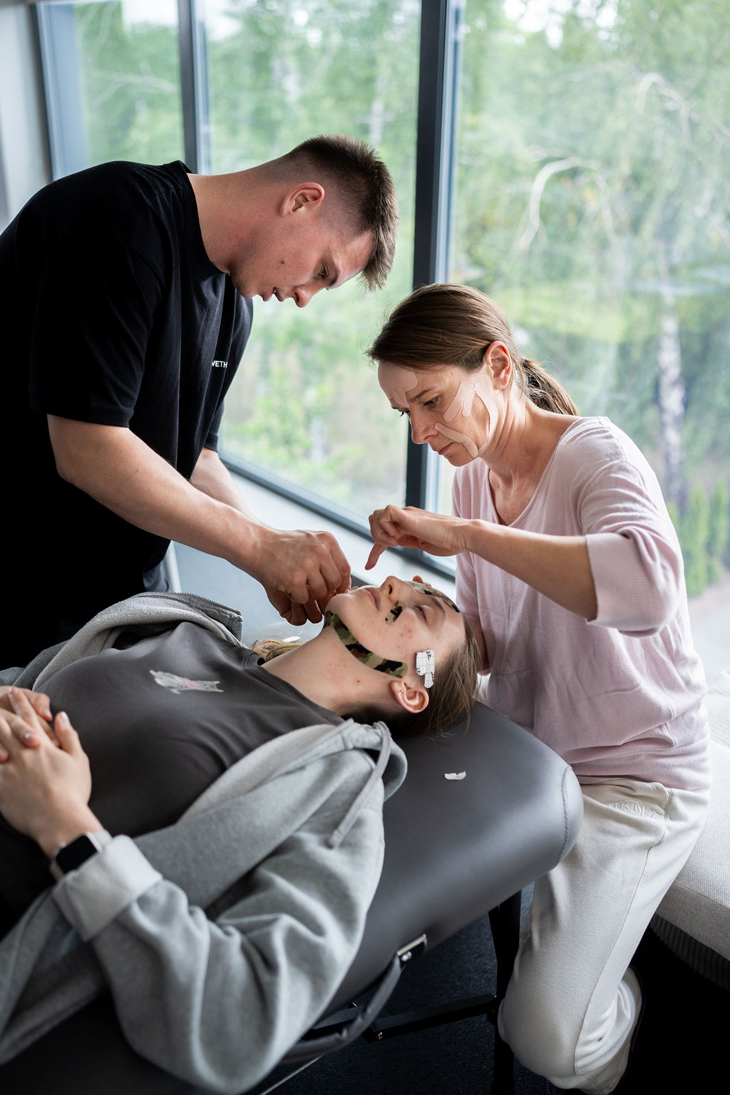 Praktyka podczas kursu Fizjo-Kobido — neurolifting therapy — kadr 6