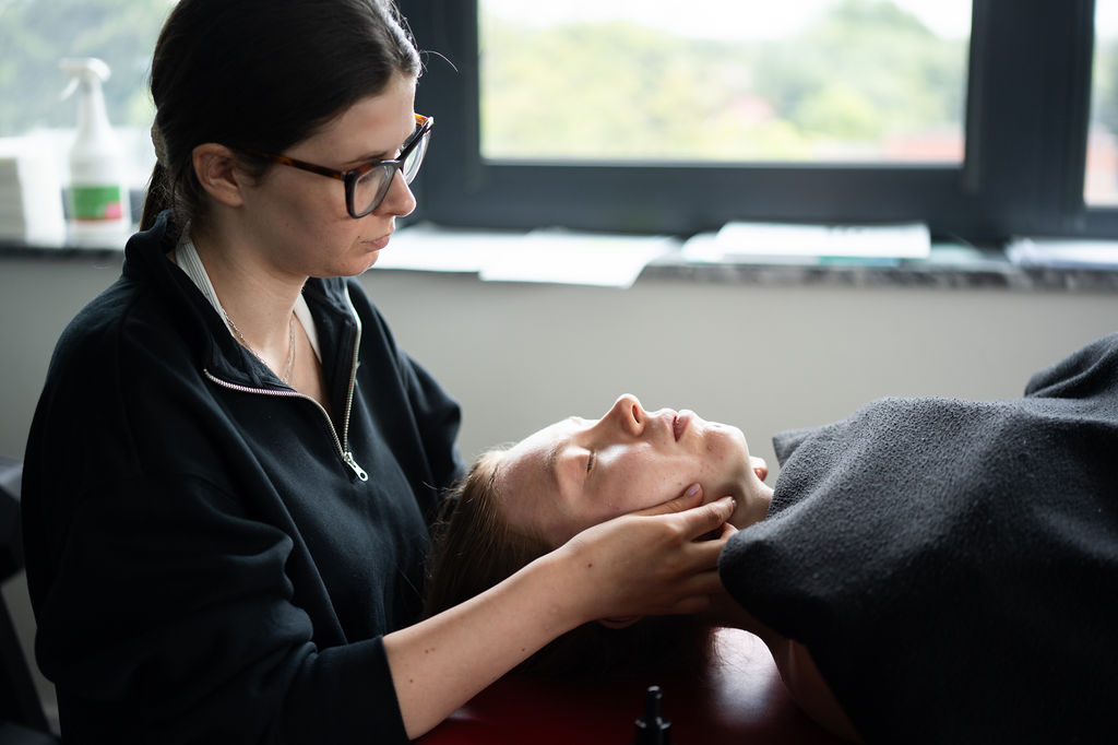 Praktyka podczas kursu Fizjo-Kobido — neurolifting therapy — kadr 2