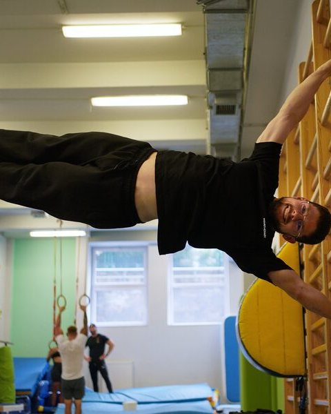 Flaga na drabince podczas kursu Trener Street Workout