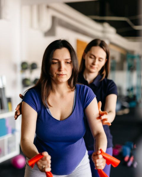 Trening z gumą w ciąży pod okiem trenerki