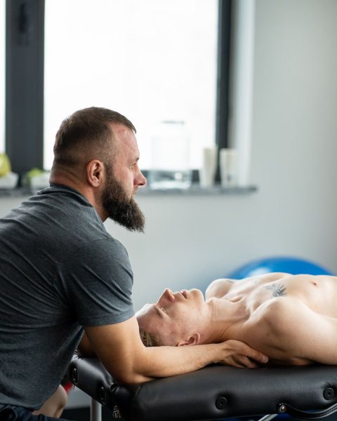 Techniki masażu obręczy barkowej na kursie