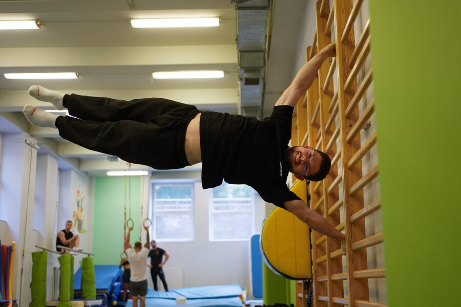 Praktyka podczas kursu Handstand — 4 tygodnie — kadr 2