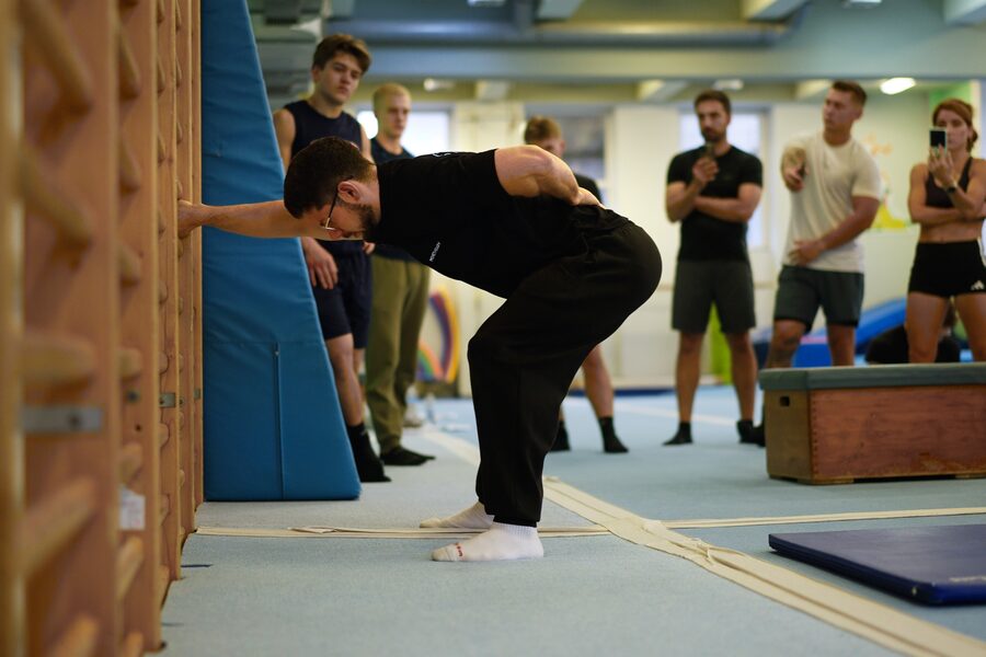 Praktyka podczas kursu Handstand — 4 tygodnie — kadr 4