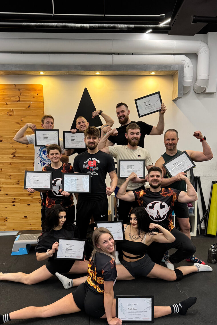 Absolwenci kursu trenera street workout i kalisteniki z certyfikatami