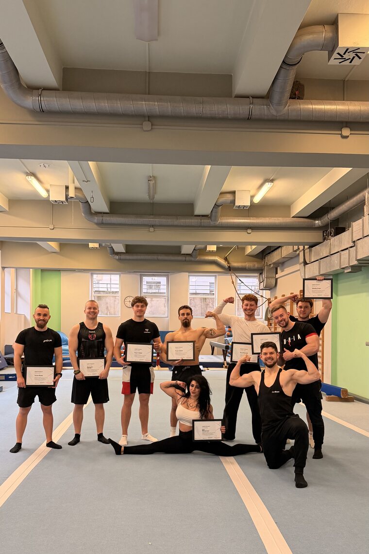 Grupa kursantów w sali treningowej podczas kursu street workout