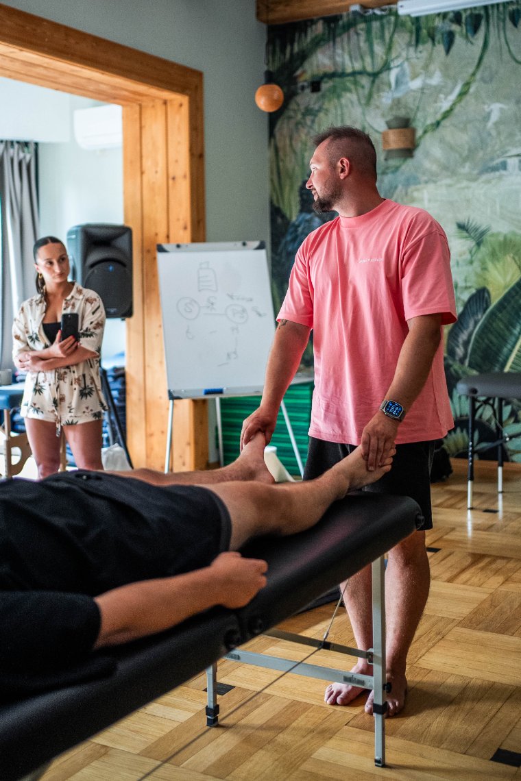 Praca manualna przy stole podczas części warsztatowej campu