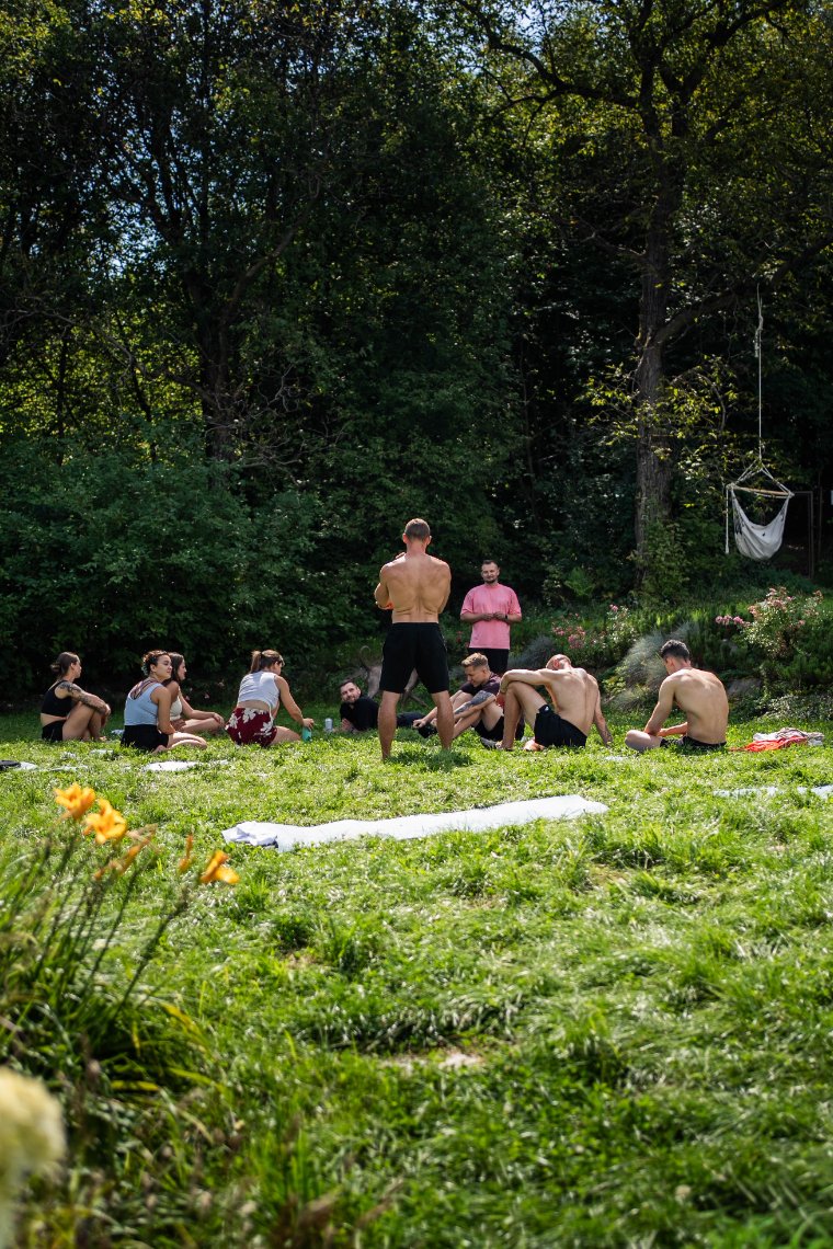 Grupa uczestników Somatic Movement Camp podczas sesji na łące