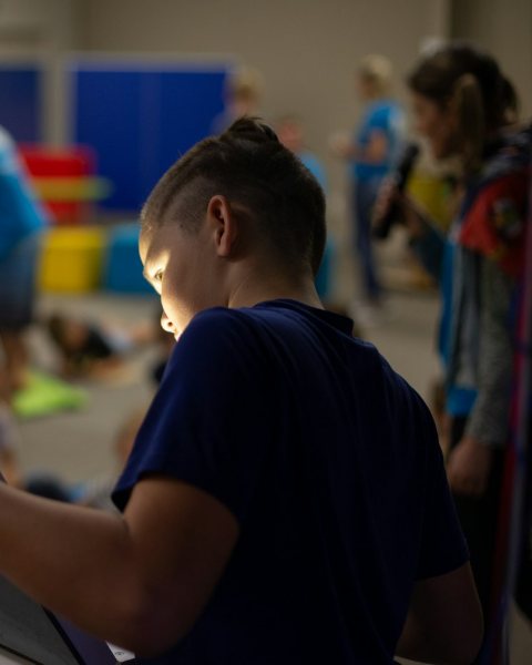 Trener z notatkami obserwuje zajęcia dzieci