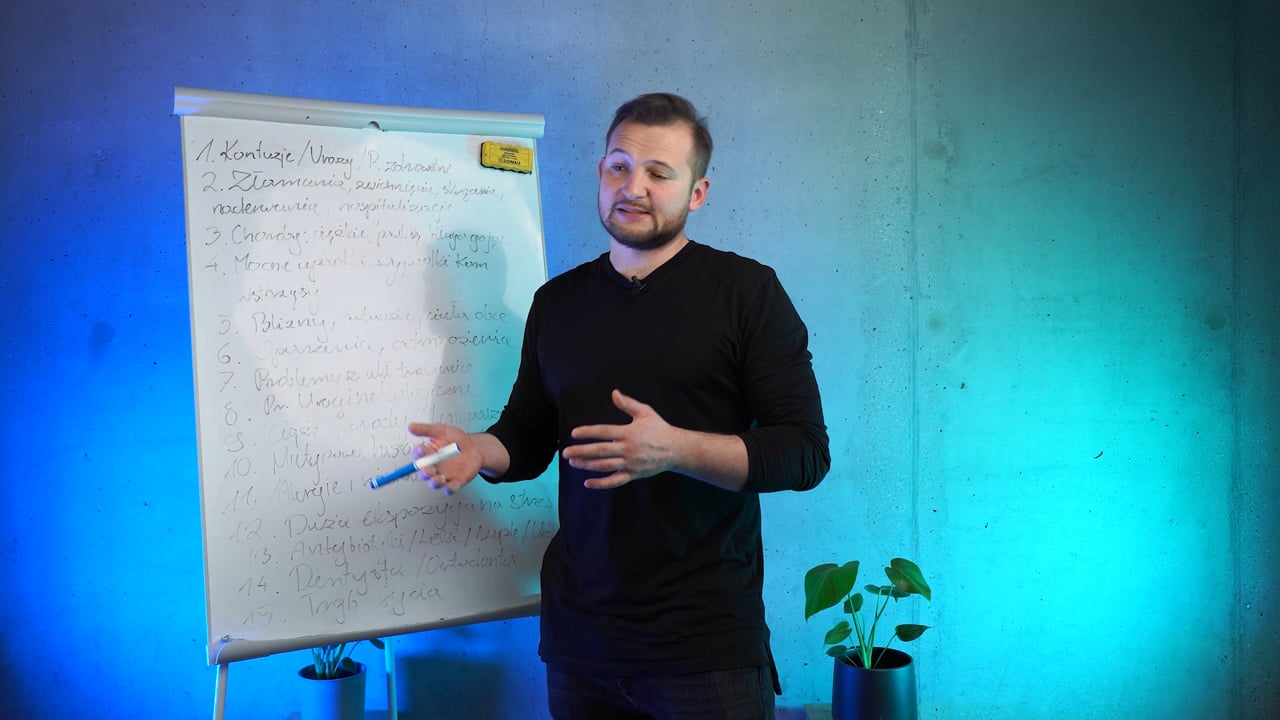 Omówienie zasad treningu medycznego przy tablicy