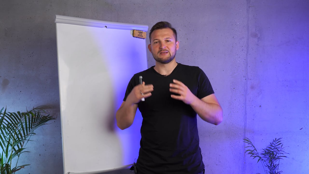 Omówienie zmiennych treningowych podczas kursu o programowaniu